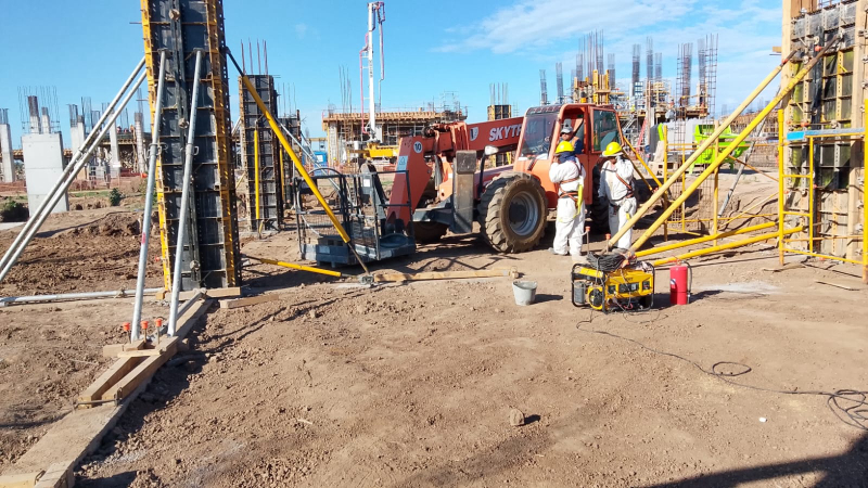 Trabajo en servicio en montaje y anclajes andamista oficial carpintero armador de estructura